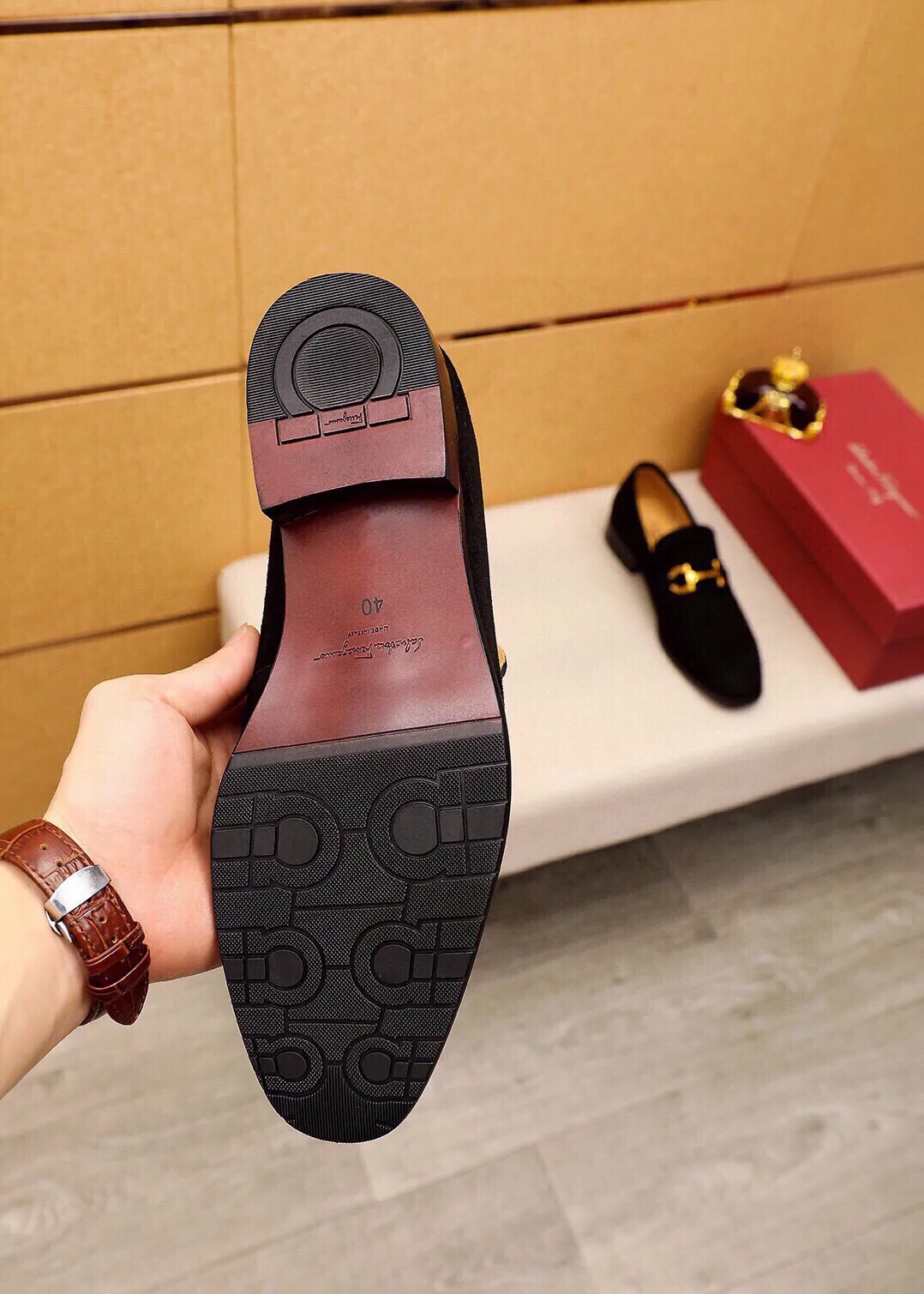 Men's shoes 💰520 💐 Product trademark: Ferragamo "Ferragamo" casual leather shoes Regular size: 38-44 (45🉑️customized) Product materials: Selected imported first-layer frosted cowhide upper + original hardware buckle, imported water-dyed cowhide leather lining. Strong three-dimensional visual effect, combined outsole Color: 2⃣️colors available